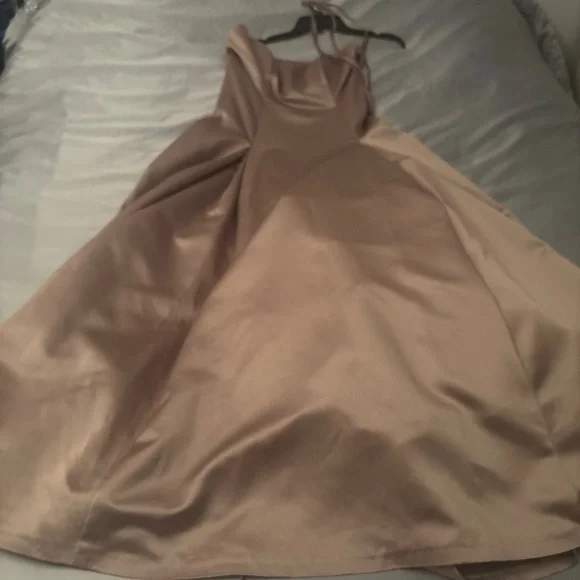 Formal dress - Picture 1 of 4